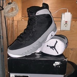 (Brand new )never worn AIR JORDAN RETRO 9 PARTICLE GRAYS